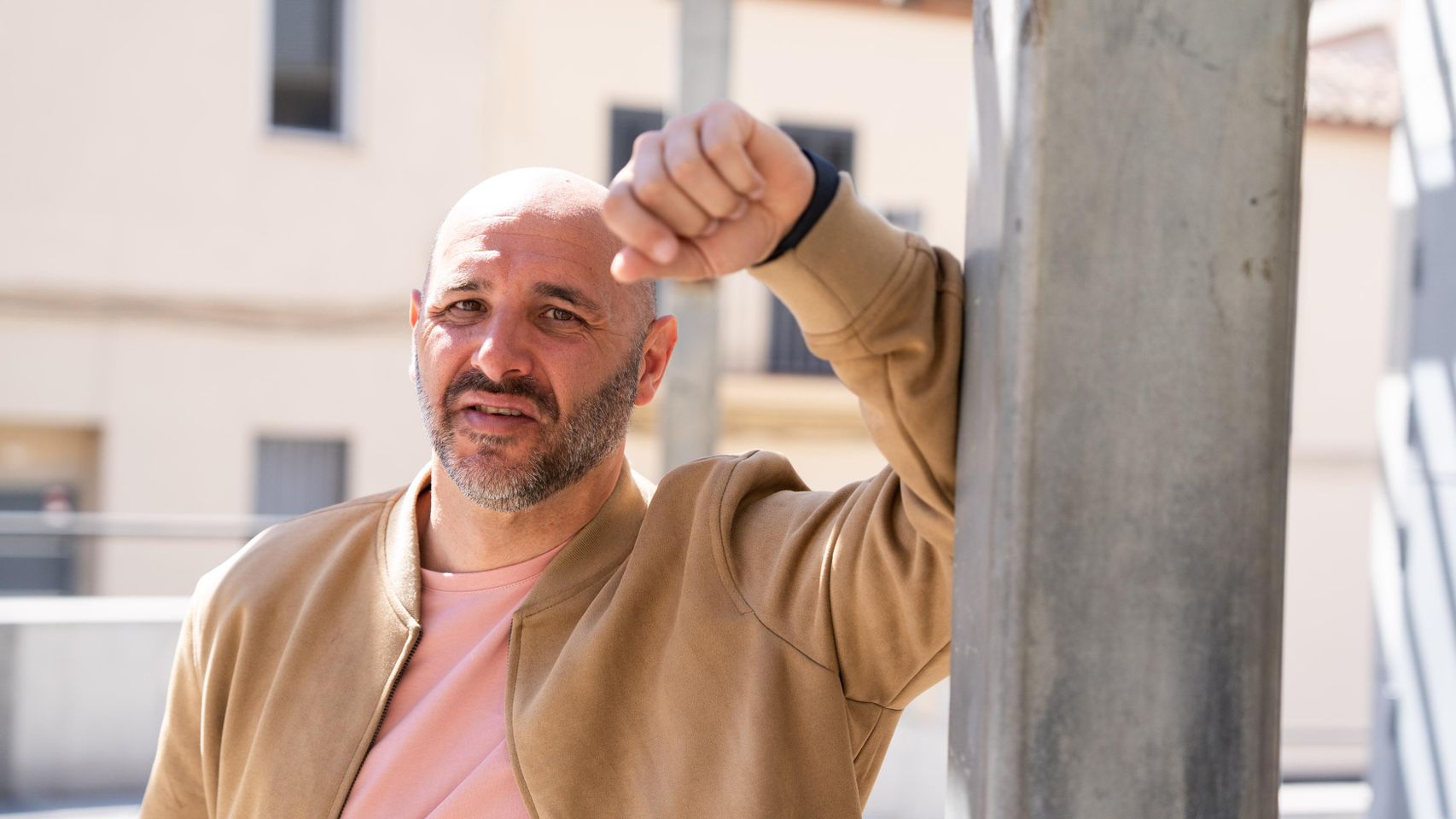 El candidato a la alcaldía de ERC en Santa Coloma, Sam Núñez, en la plaza Montserrat Roig de Santa Coloma de Gramenet