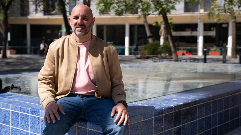 El candidat a l'alcaldia d'ERC a Santa Coloma, Sam Núñez, a la plaça Montserrat Roig de Santa Coloma de Gramenet