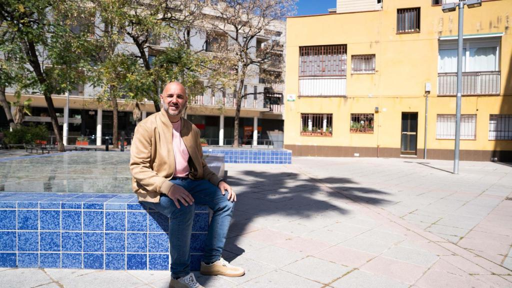 El candidato a la alcaldía de ERC en Santa Coloma, Sam Núñez, en la plaza Montserrat Roig de Santa Coloma de Gramenet