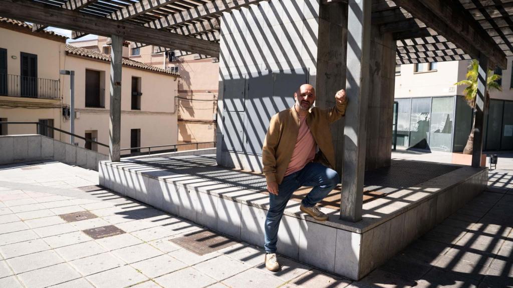 El candidato a la alcaldía de ERC en Santa Coloma, Sam Núñez, en la plaza Montserrat Roig de Santa Coloma de Gramenet