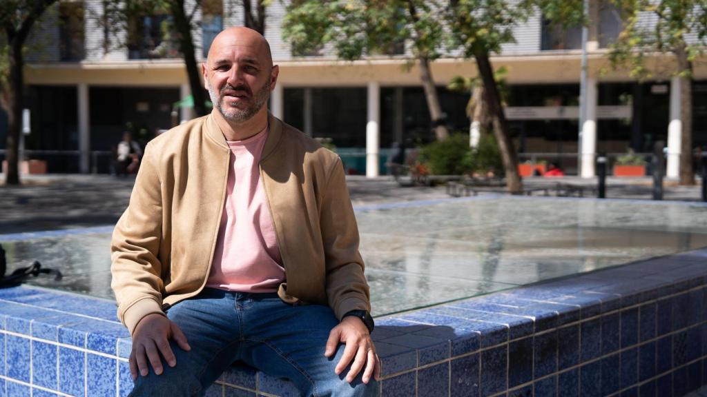 El candidato a la alcaldía de ERC en Santa Coloma, Sam Núñez, en la plaza Montserrat Roig de Santa Coloma de Gramenet