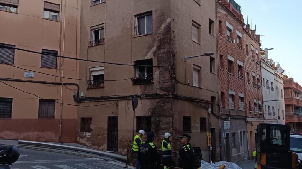 Agentes de seguridad y bomberos en la zona afectada por el incendio