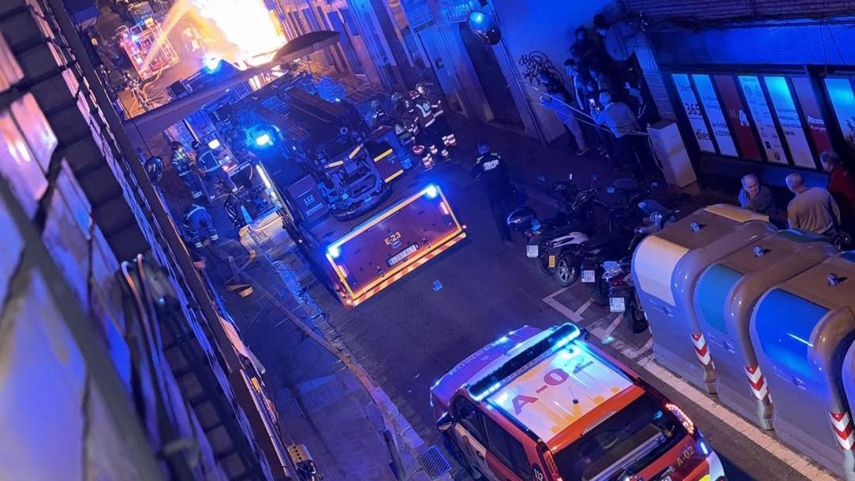 Momento del incendio en el barrio de El Carmel en Barcelona