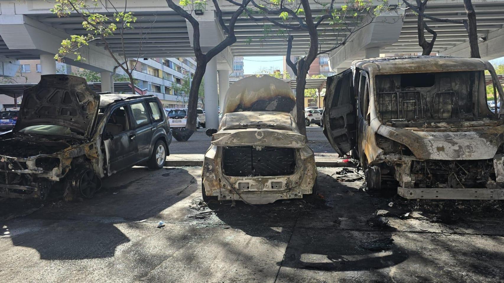 Los coches calcinados en Sant Adrià