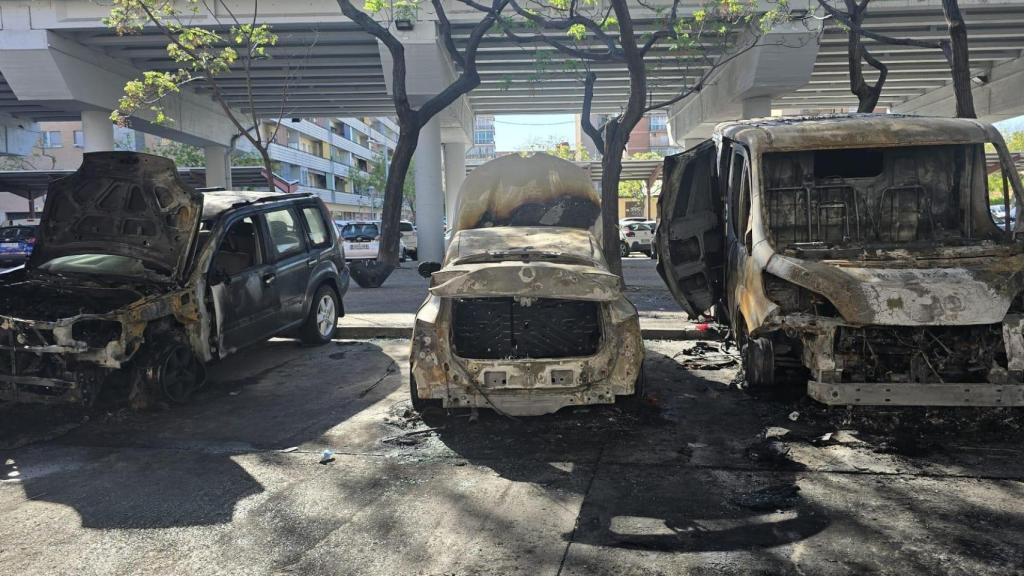 Los coches calcinados en Sant Adrià