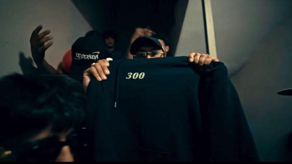 Miembros de 'Los 300' en un videoclip de música