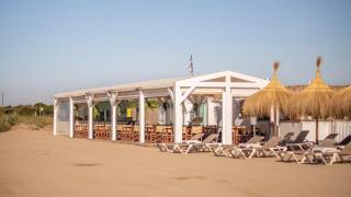 El popular chiringuito 'Deseo Beach' se despide de la playa de El Prat: 