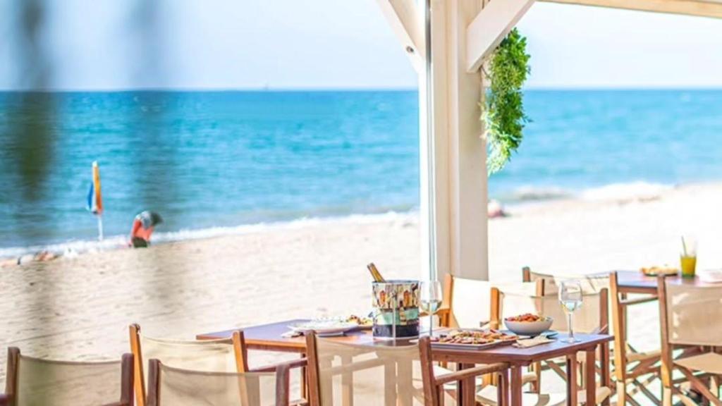 La terraza del chiringuito El Deseo Beach de El Prat