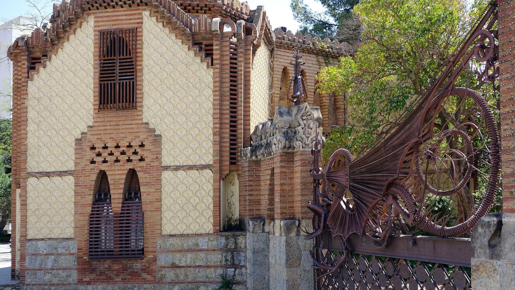 Puerta con el dragón de Gaudí