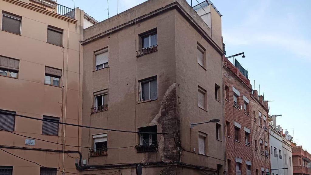 Agents de seguretat i bombers a la zona afectada per l'incendi