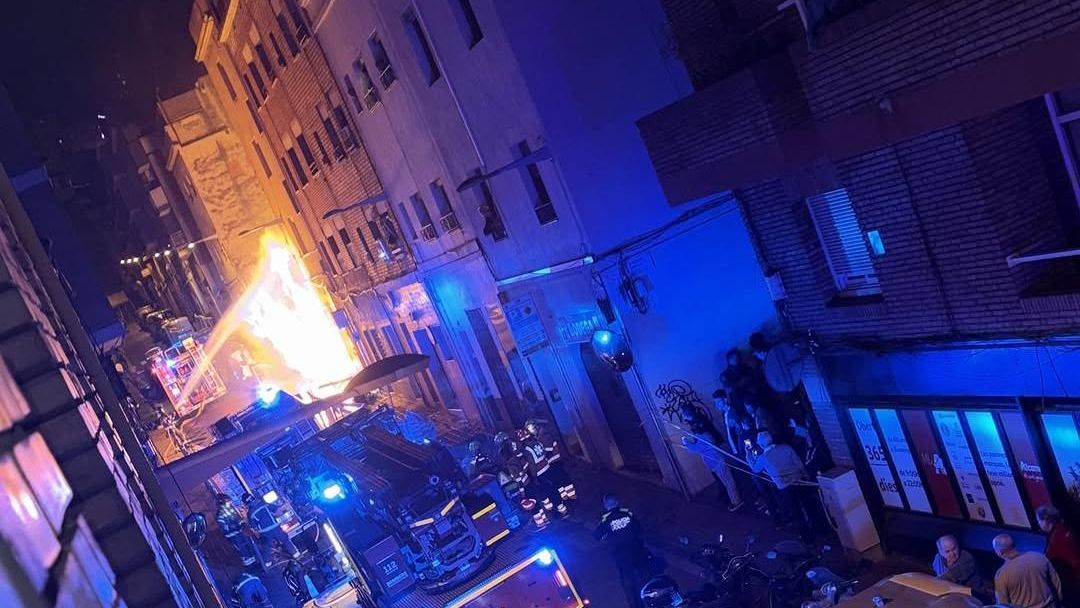 Momento del incendio en el barrio de El Carmel en Barcelona