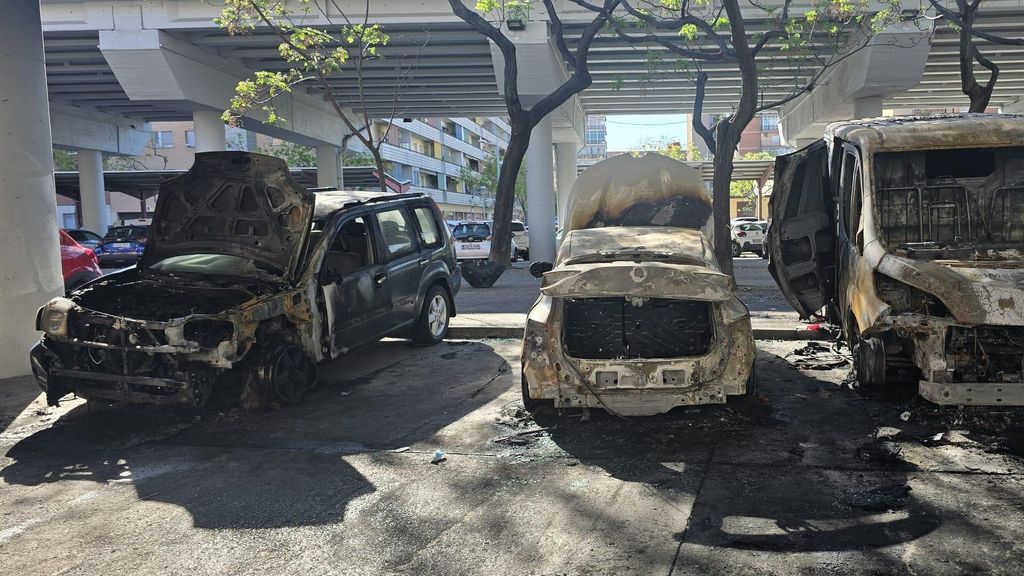 Los coches calcinados en Sant Adrià