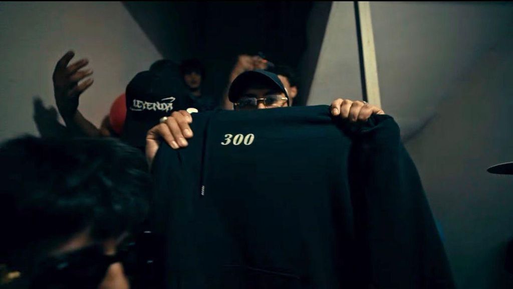 Membres de 'Los 300' en un videoclip de música
