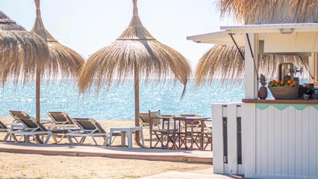 L'exterior del xiringuito Deseo Beach a El Prat