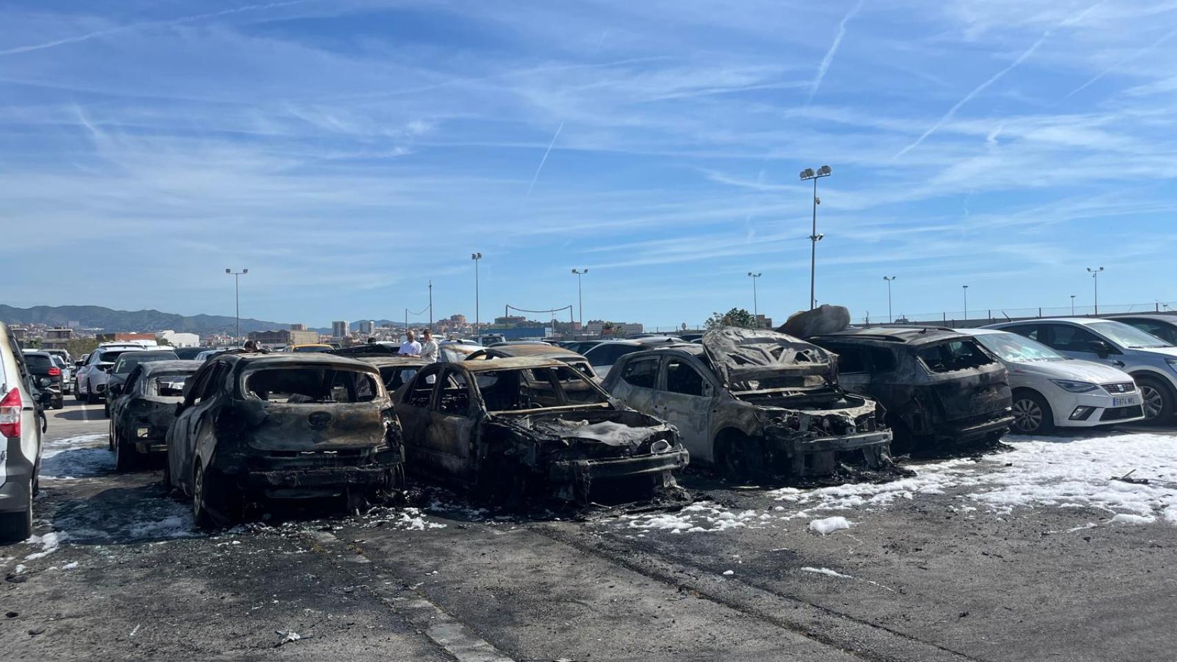 Un incendio calcina varios coches en un aparcamiento de Sant Andreu de madrugada