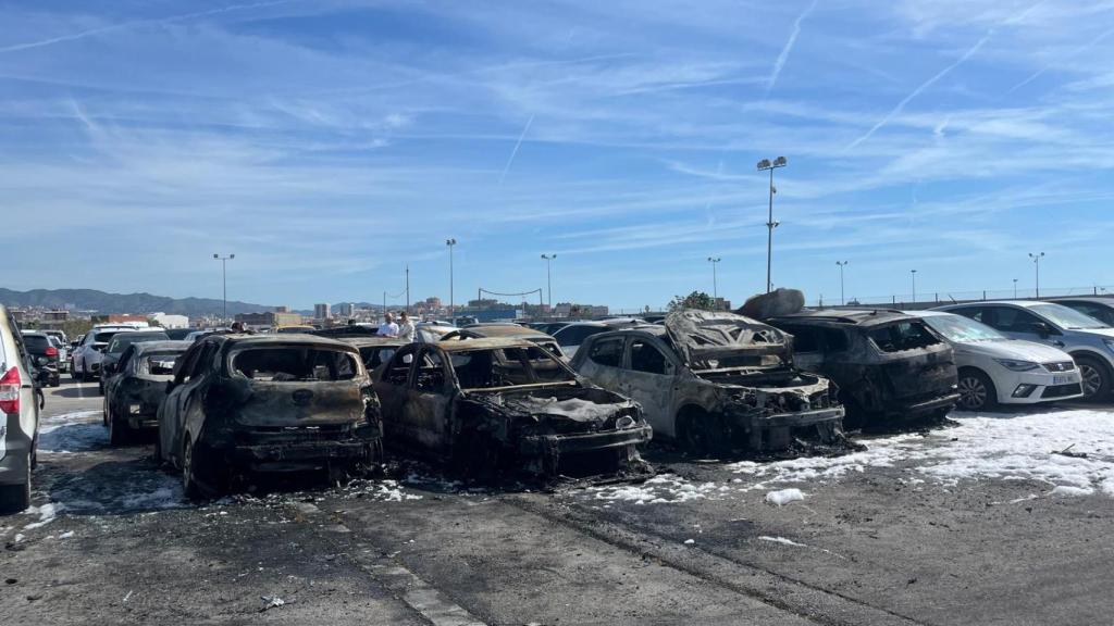 Coches calcinados por un incendio en Les Cotxeres de Sant Andreu
