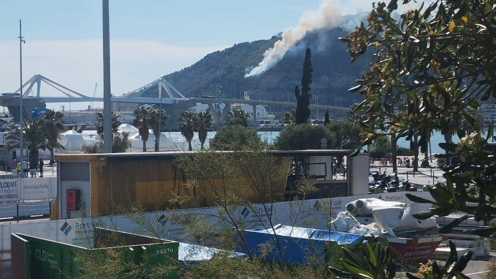 Un incendio en los matorrales de Montjuïc obliga a evacuar el castillo