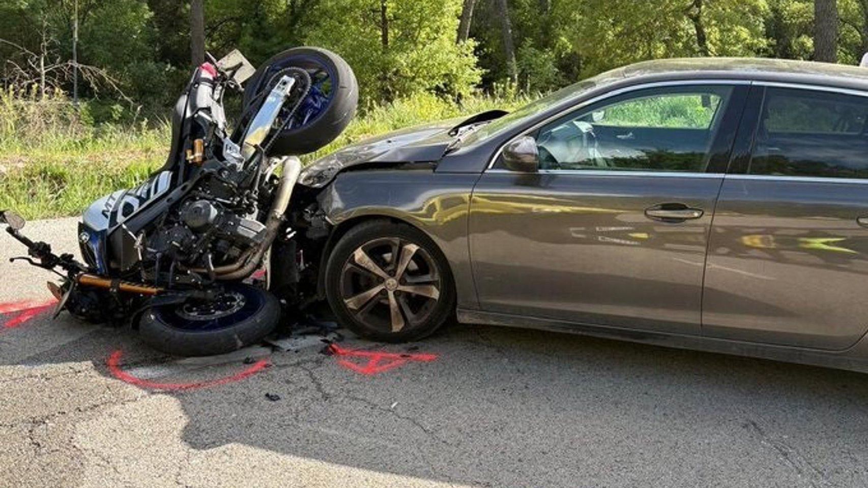 Accidente entre un coche yu una moto en Fonollosa