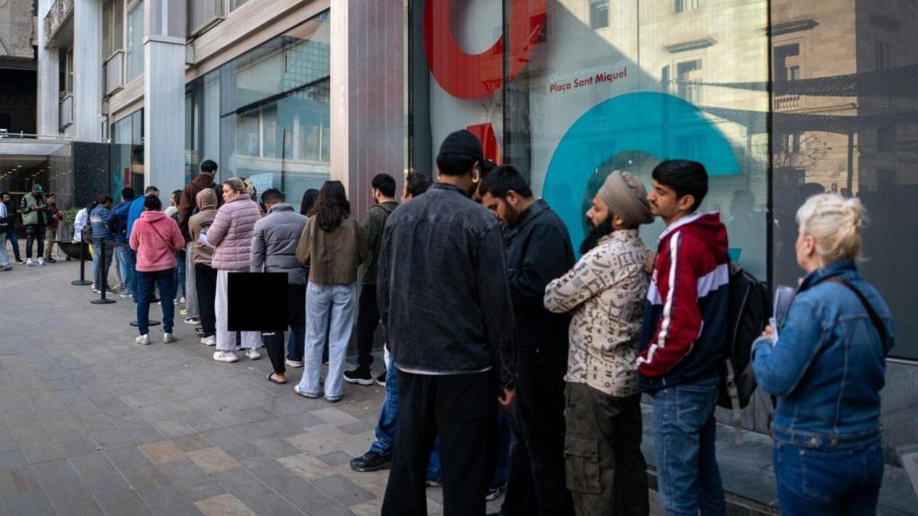 Ciudadanos hacen cola para poder iniciar los trámites del proceso de regularización extraordinaria de extranjería