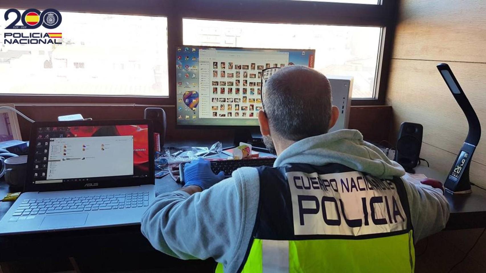 Foto de la investigación de la Policía Nacional en el marco de la detención a un profesor de Santa Coloma por tener pornografía infantil