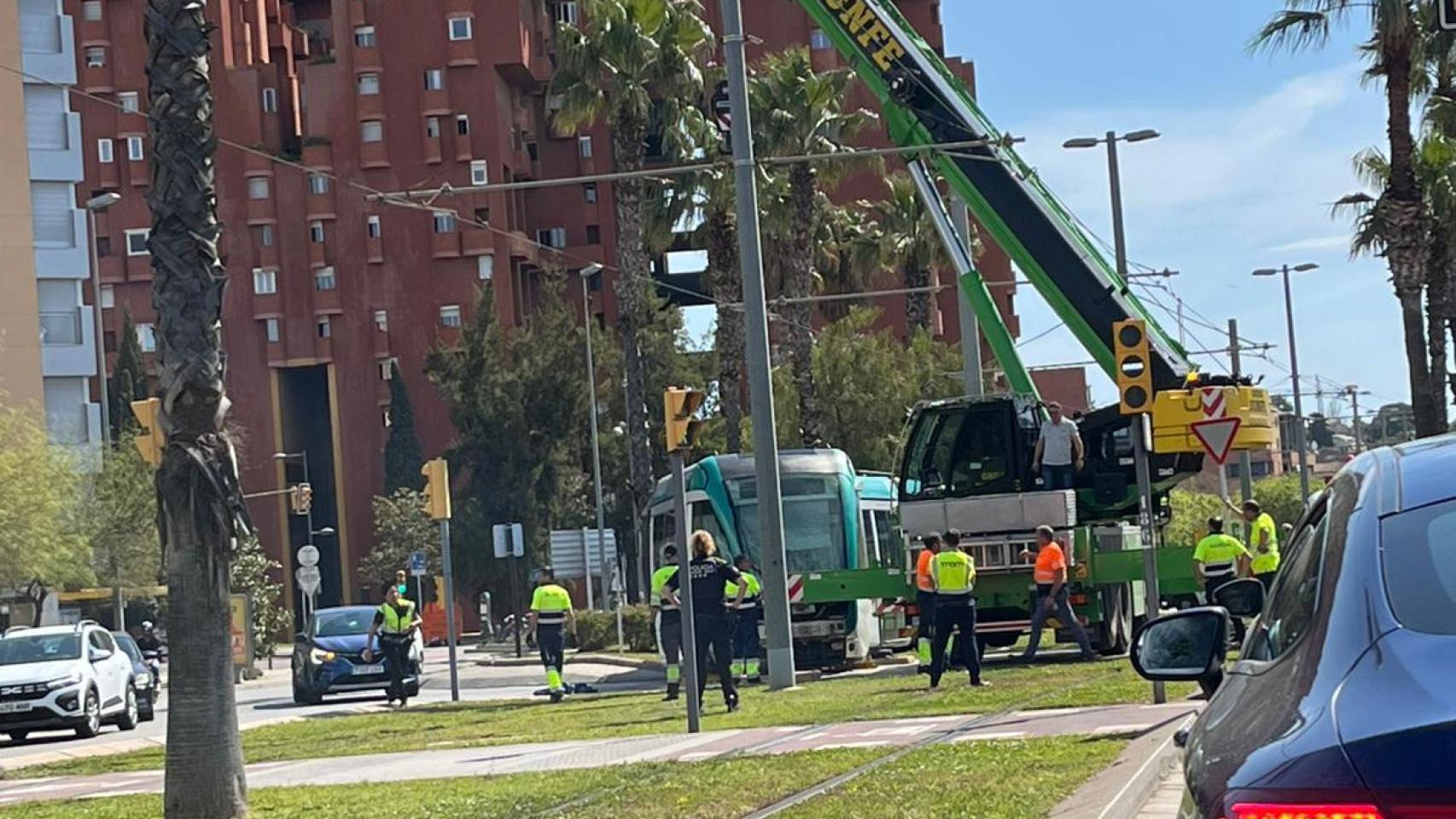 Un tranvía accidentado frente al Walden 7 de Sant Just Desvern