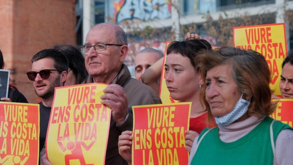 Representantes de las organizaciones que componen la Plataforma 'Casa i Feina Dignes'