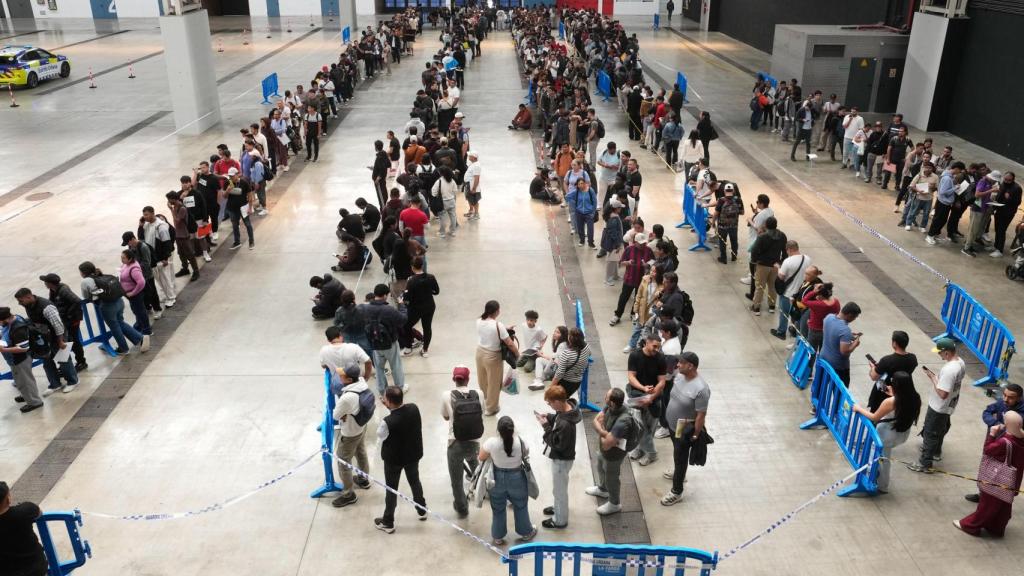 Largas colas en el recinto ferial de La Farga de L'Hospitalet de Llogrega, donde han acudido este lunes para solicitar de forma presencial la regularización extraordinaria de migrantes