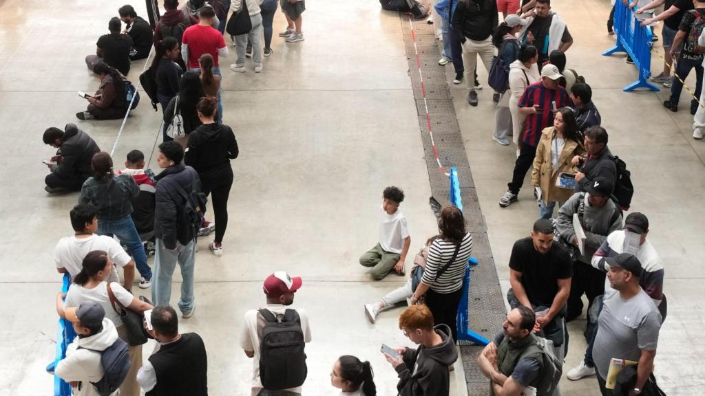 Largas colas en el recinto ferial de La Farga de L'Hospitalet de Llogrega, donde han acudido este lunes para solicitar de forma presencial la regularización extraordinaria de migrantes