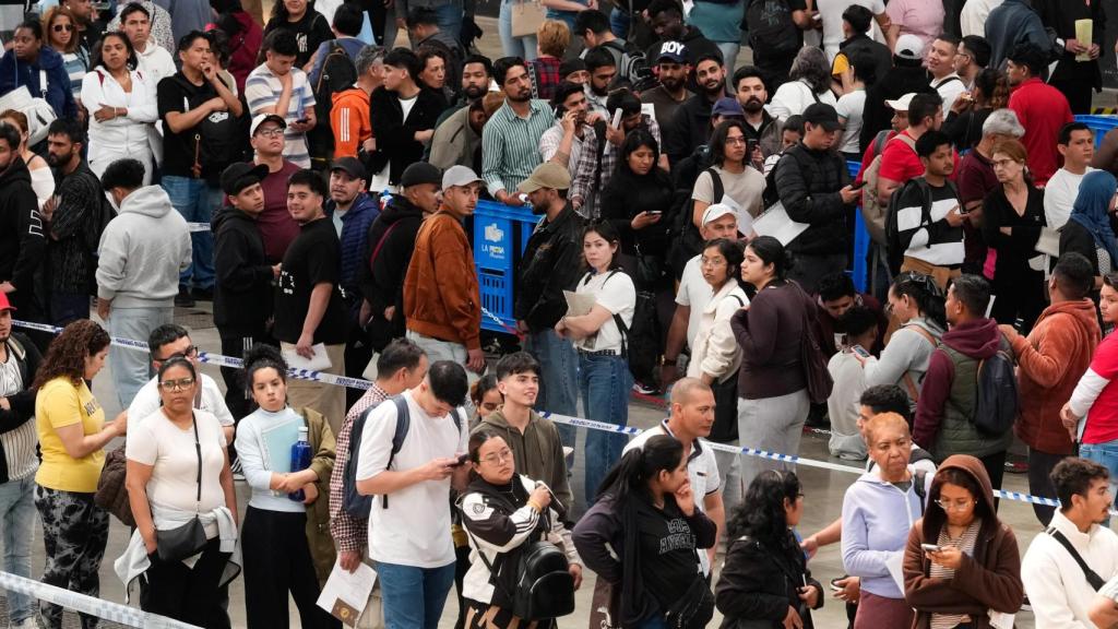 Largas colas en el recinto ferial de La Farga de L'Hospitalet de Llogrega, donde han acudido este lunes para solicitar de forma presencial la regularización extraordinaria de migrantes