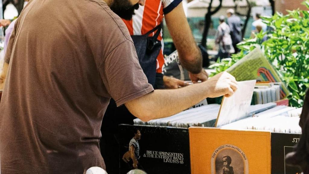 Mercadillo de segunda mano organizado por el Eix Comercial El Clot