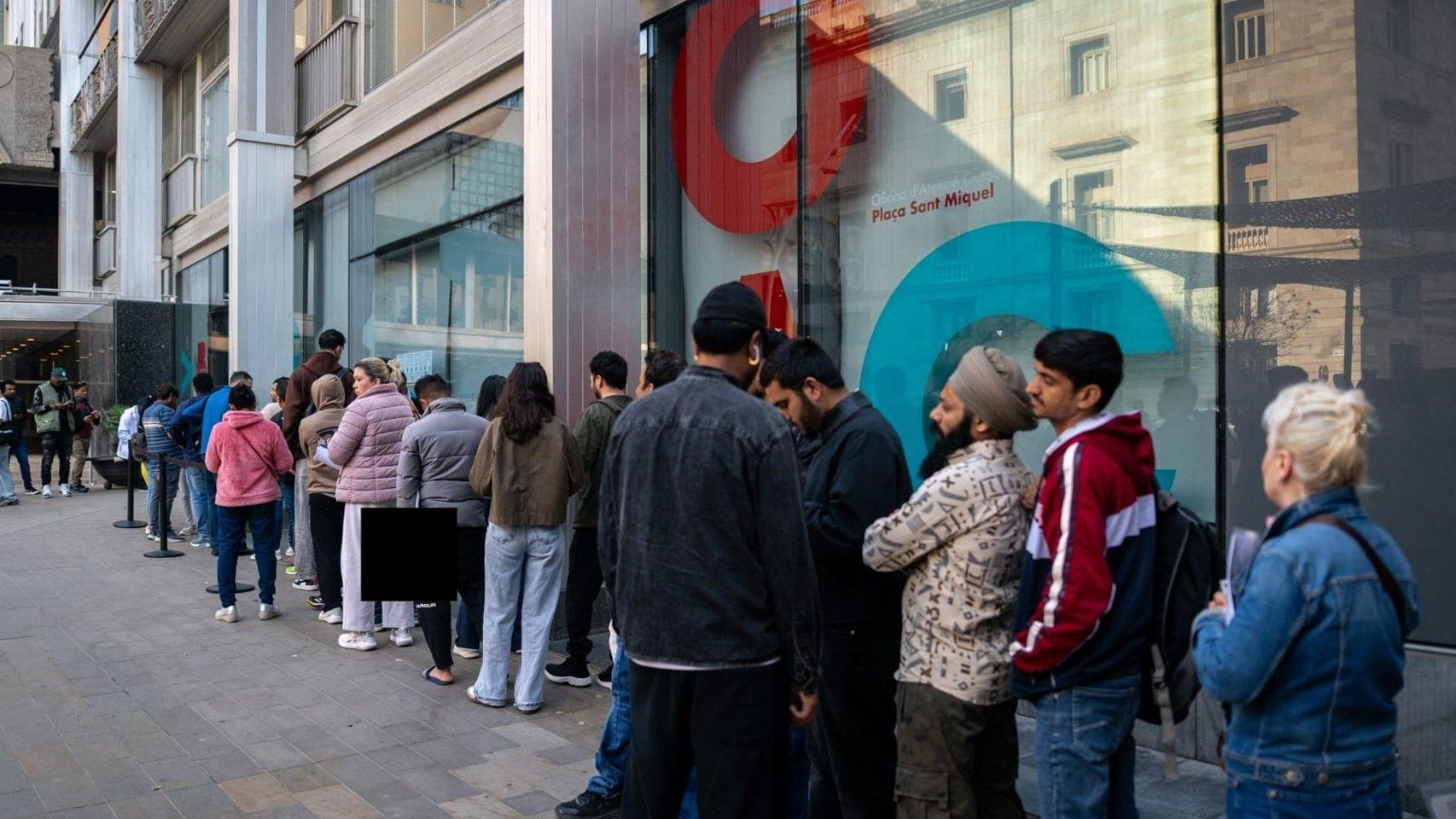 Ciudadanos hacen cola para poder iniciar los trámites del proceso de regularización extraordinaria de extranjería