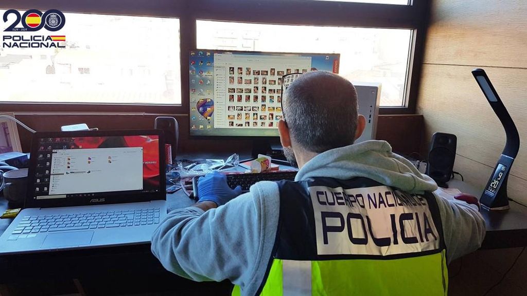 Foto de la investigación de la Policía Nacional en el marco de la detención a un profesor de Santa Coloma por tener pornografía infantil