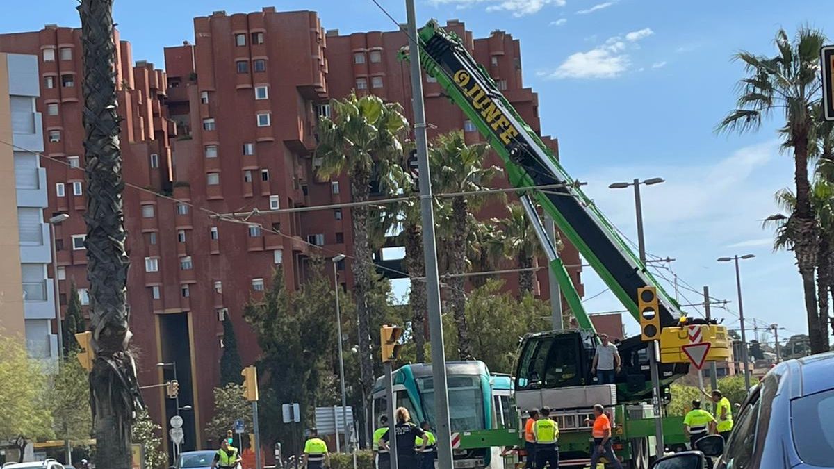 Un tranvía accidentado frente al Walden 7 de Sant Just Desvern