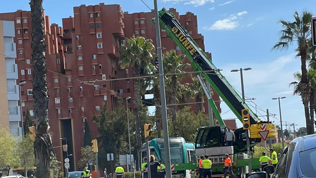 Un tranvía accidentado frente al Walden 7 de Sant Just Desvern