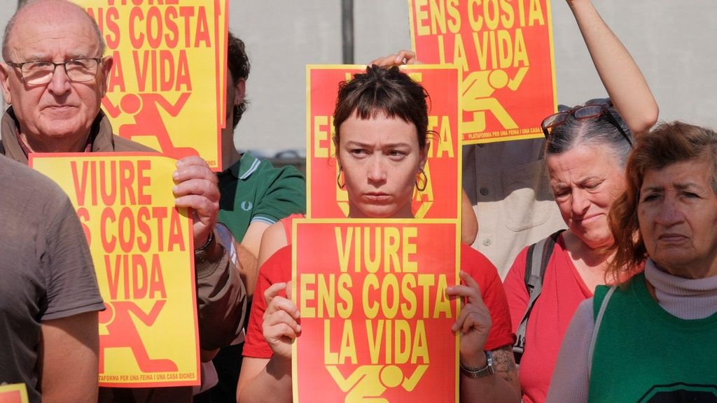 Representants de les organitzacions que componen la Plataforma 'Casa i Feina Dignes'