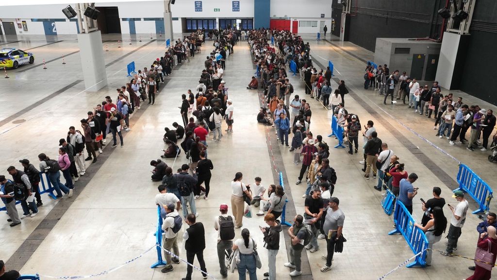 Llargues cues al recinte firal de La Farga de L'Hospitalet de Llobregat, on han acudit aquest dilluns per sol·licitar de manera presencial la regularització extraordinària de migrants