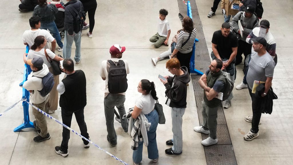 Llargues cues al recinte firal de La Farga de L'Hospitalet de Llobregat, on han acudit aquest dilluns per sol·licitar de manera presencial la regularització extraordinària de migrants