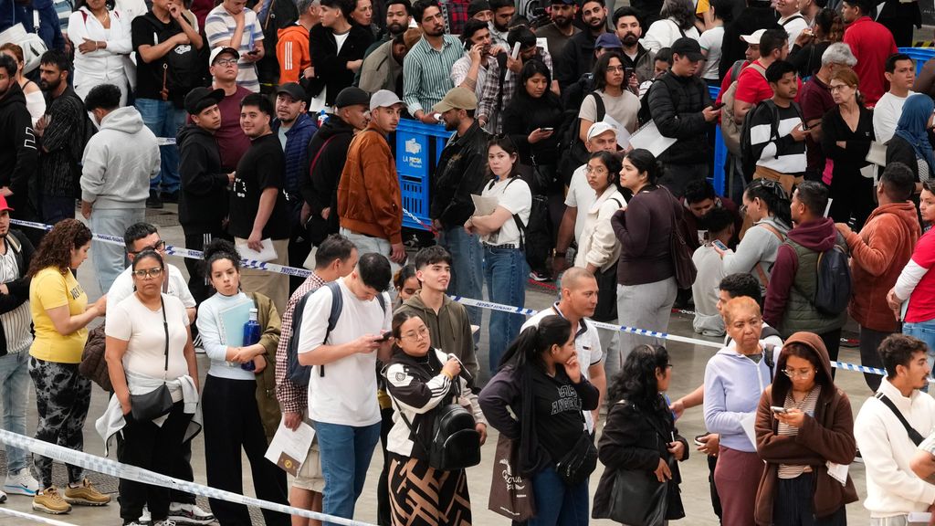 Largas colas en el recinto ferial de La Farga de L'Hospitalet de Llogrega, donde han acudido este lunes para solicitar de forma presencial la regularización extraordinaria de migrantes