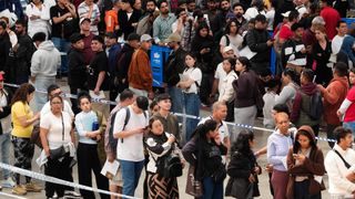 Largas colas en el recinto ferial de La Farga de L'Hospitalet de Llogrega, donde han acudido este lunes para solicitar de forma presencial la regularización extraordinaria de migrantes