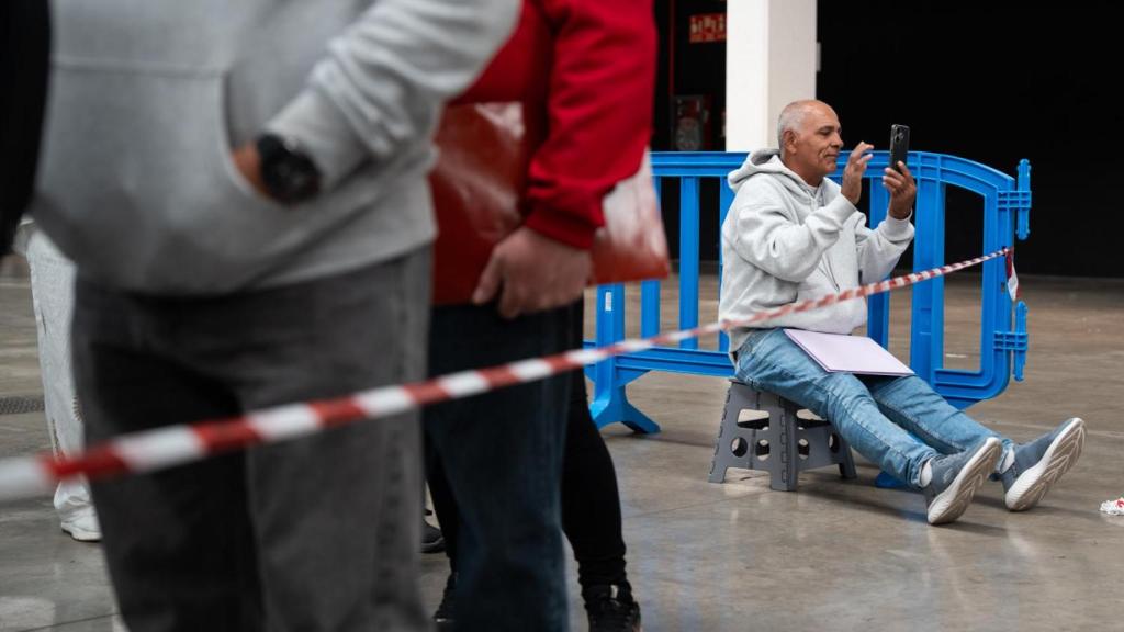 Segunda jornada de la regularización de inmigrantes en L' Hospitalet