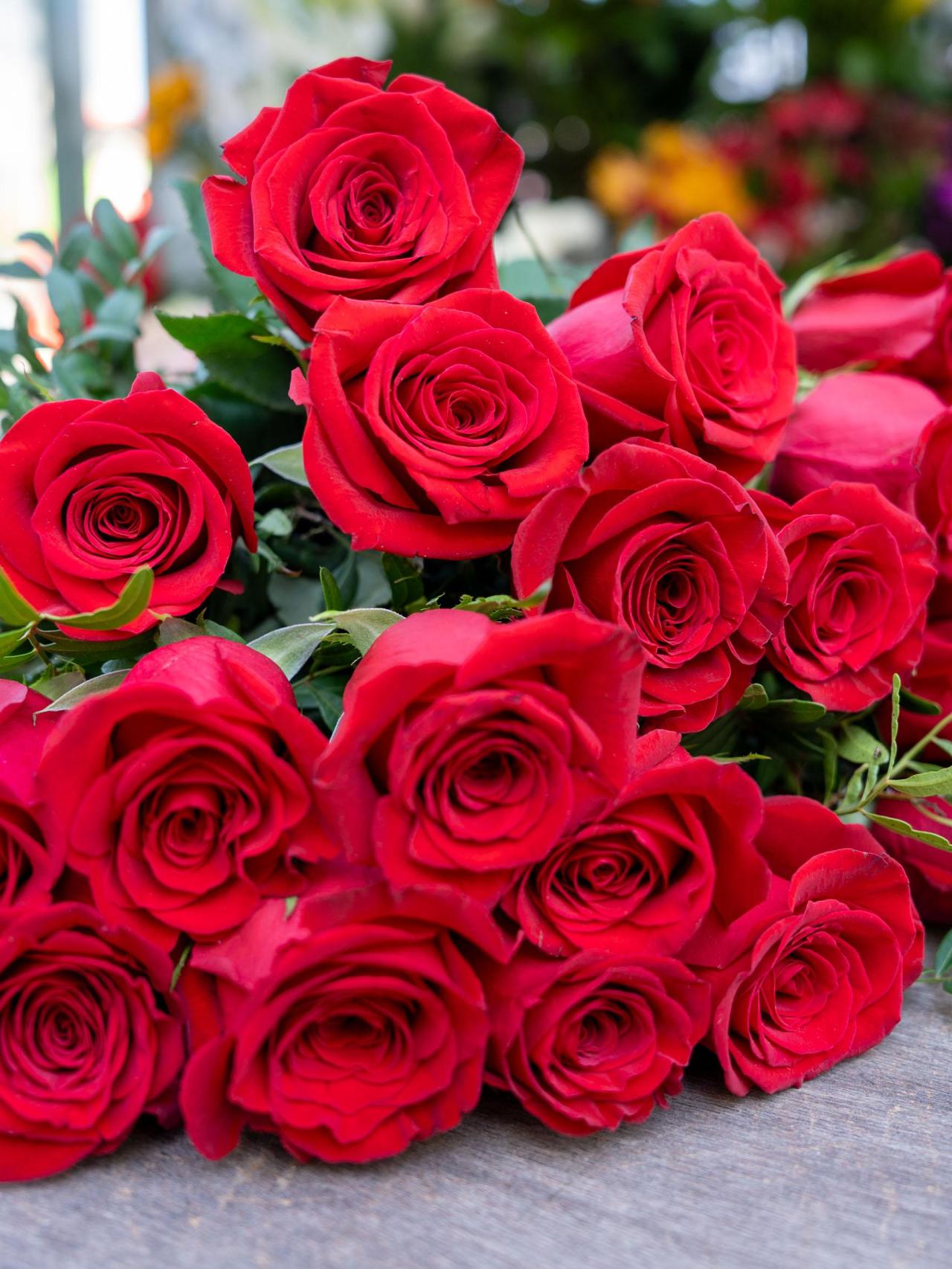 Rosas en el quiosco de flores 'Carolina' en Plaza Catalunya por las obras de La Rambla