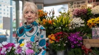 Carolina, cuarta generación de una de las floristerías más antiguas de la Rambla, afronta su primer Sant Jordi "fuera" por las obras: "Los clientes vendrán igual"