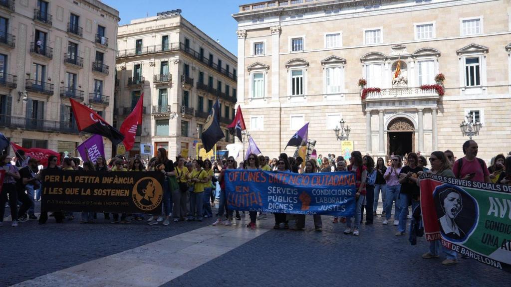 Trabajadores municipales Barcelona, concentrados frente al Ayuntamiento