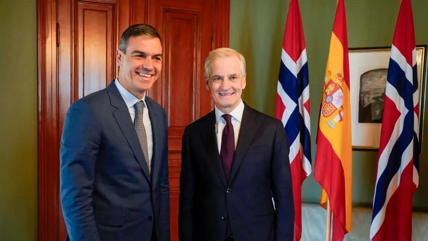 El presidente del Gobierno, Pedro Sánchez, junto al primer ministro noruego Jonas Gahr.