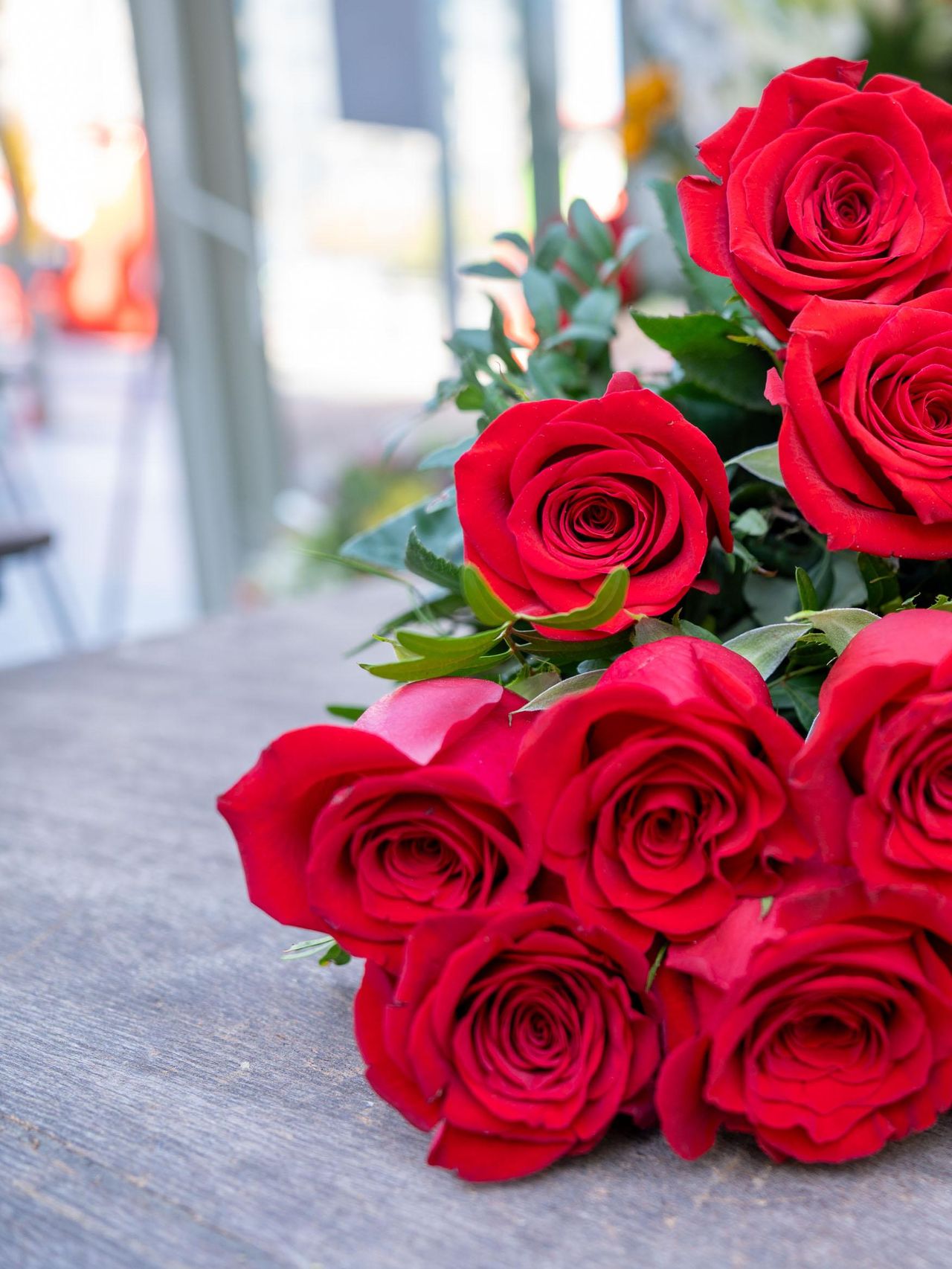Roses al quiosc de flors 'Carolina' a plaça Catalunya per les obres de la Rambla
