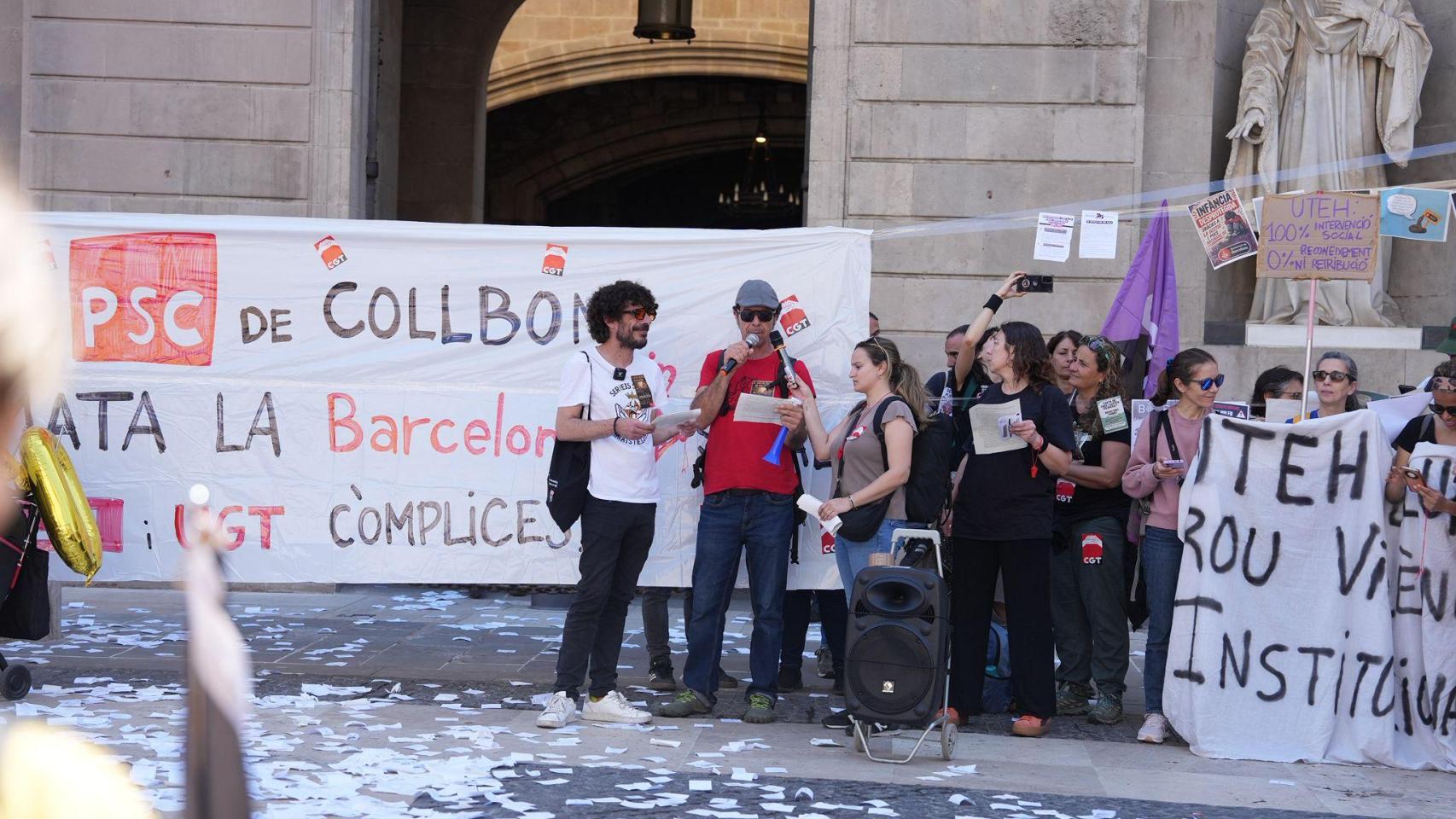Trabajadores municipales Barcelona, concentrados frente al Ayuntamiento