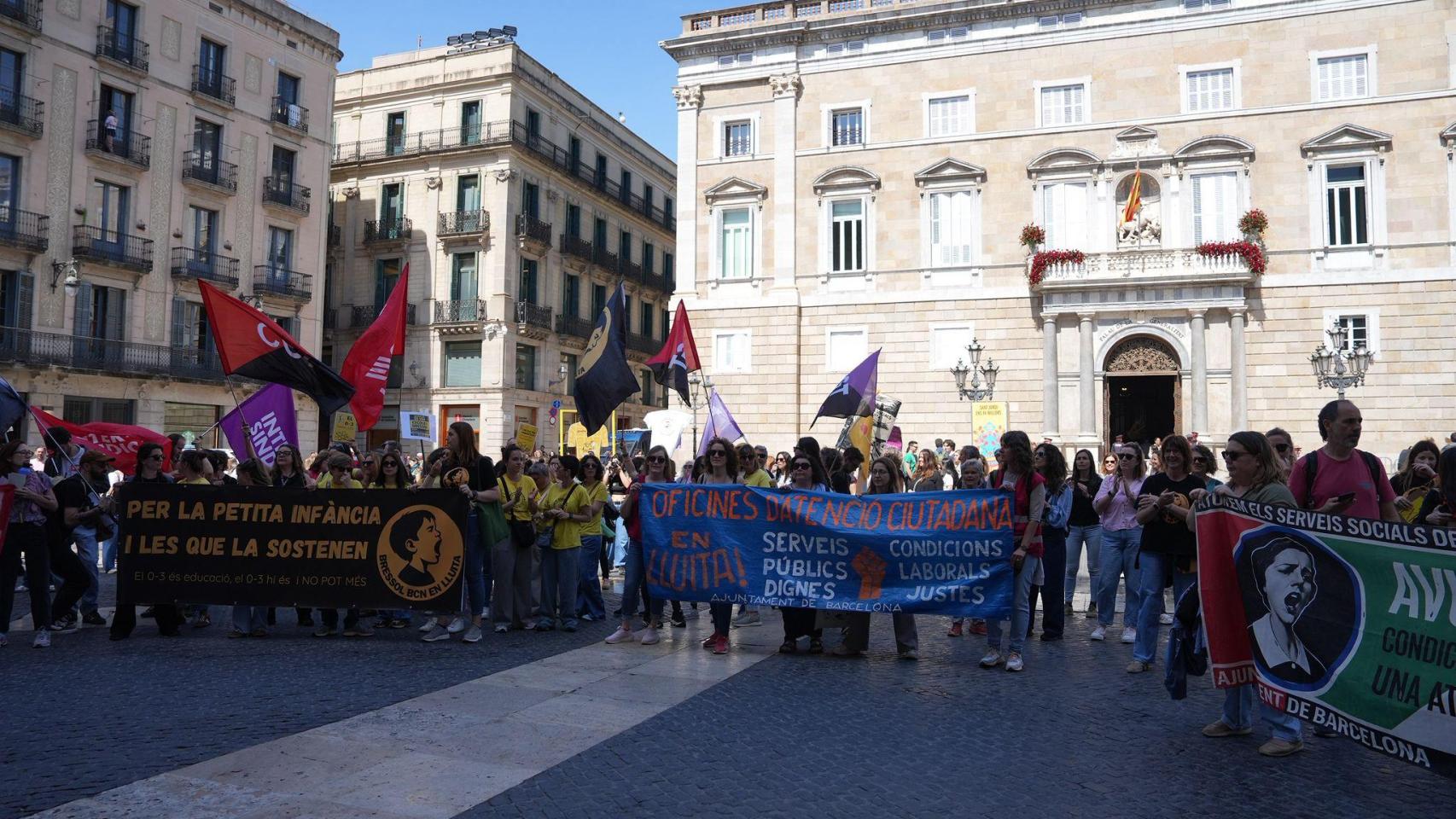 Trabajadores municipales Barcelona, concentrados frente al Ayuntamiento