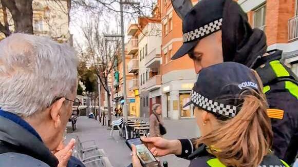 Agents del Punt d'Informació Policial de Santa Coloma
