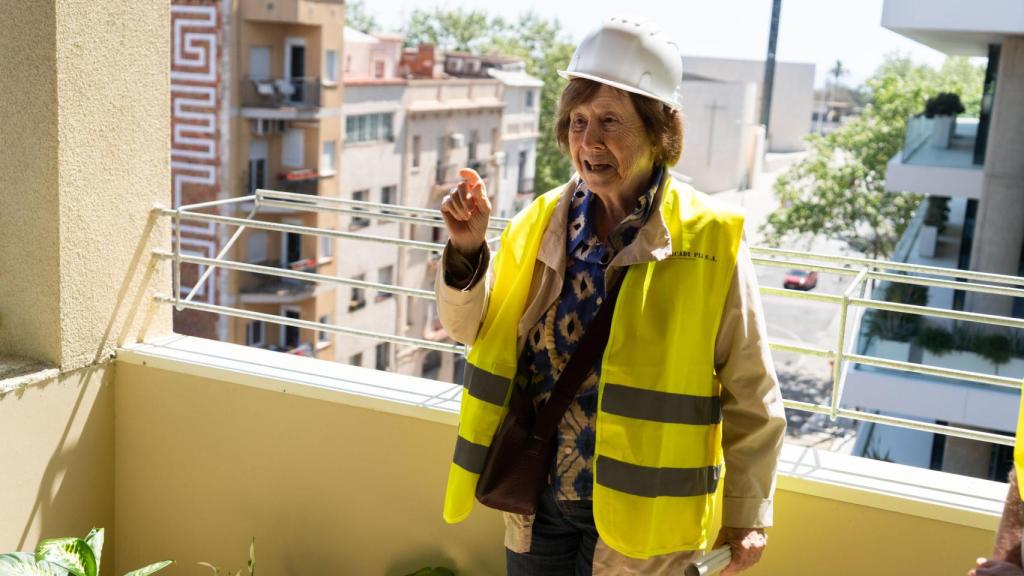 La presidenta de Hàbitat3, Carme Trilla, en una visita a la promoción de pisos de alquiler social en la Illa Sibèria del Poblenou de Barcelona