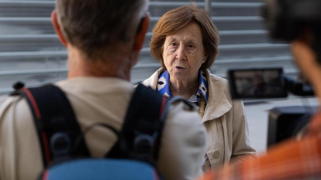 Presidente de Hàbitat3, Carme Trilla, en una visita a la promoción de pisos de alquiler social en la Illa Sibèria del Poblenou de Barcelona